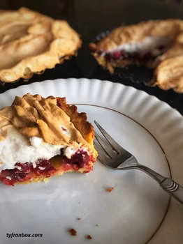 Krucha tarta z żurawiną i bezą