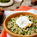 QUINOA Z PIETRUSZKOWYM PESTO I JAJKIEM W KOSZULCE