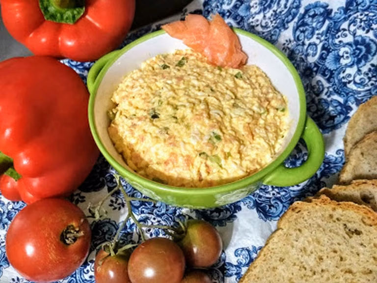 Pasta jajeczna z łososiem