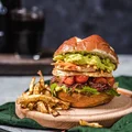 Burgery wegetariańskie z selerem i guacamole z karmelizowaną cebulą
