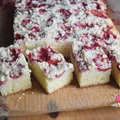 SZYBKIE CIASTO JOGURTOWE Z TRUSKAWKAMI I KRUSZONKĄ