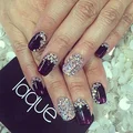 Elegancki manicure z kamieniami