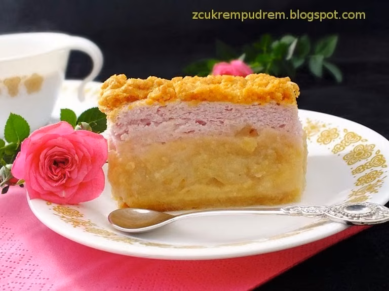 Szarlotka z różową pianką