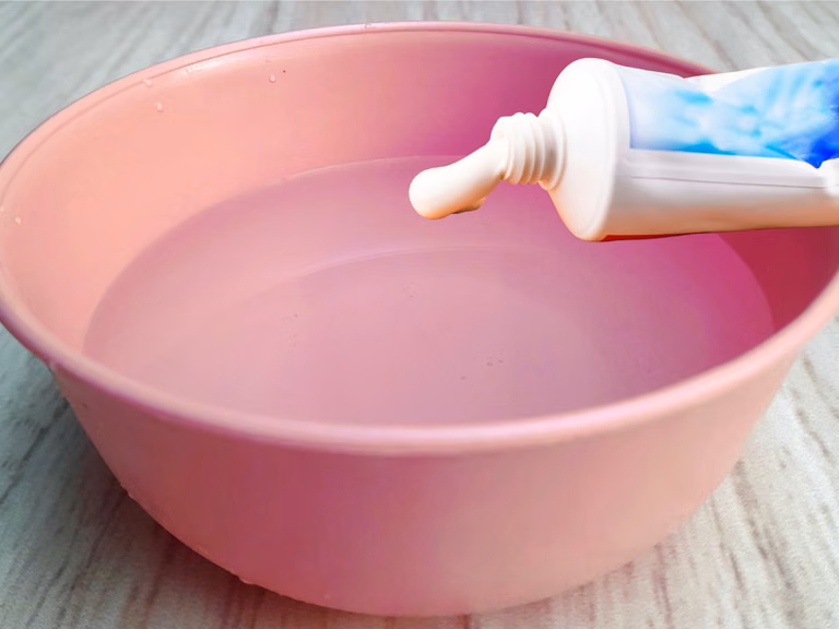 Rozpuść pastę do zębów w wodzie i zobacz, co się stanie po 10 minutach! Efekt zaskoczy każdego