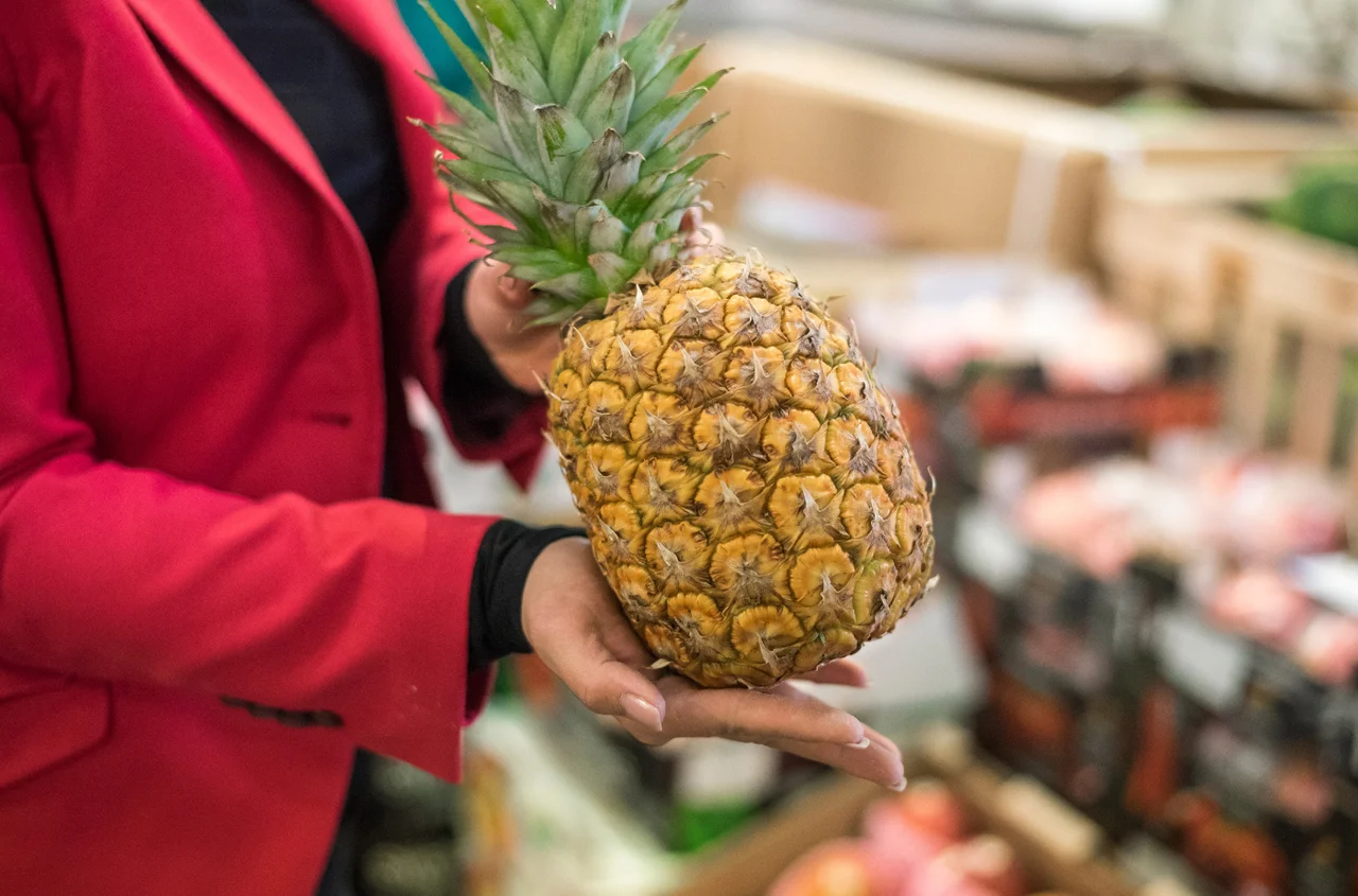 Korzystanie z Tindera to przeszłość! Nowy sposób na podryw 'na ananasa' robi furorę w supermarketach!