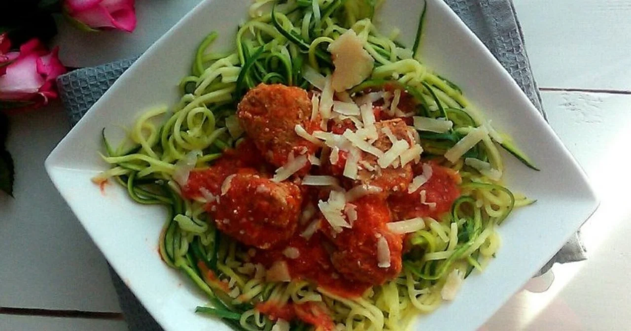 Spaghetti z cukinii i z klopsikami w sosie pomidorowym