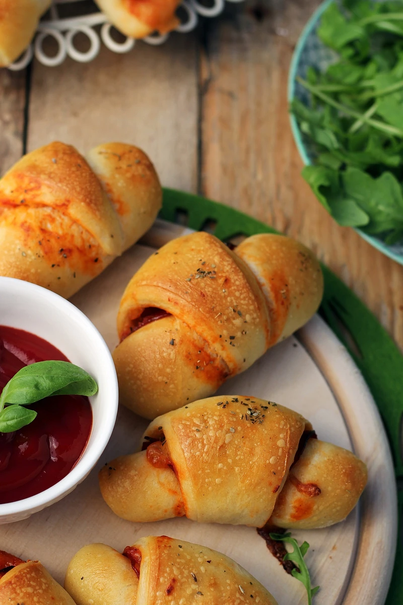 Wytrawne rogaliki z chorizo i mozzarellą (jak pizza)