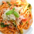 Spaghetti z łososiem wędzonym i oliwkami