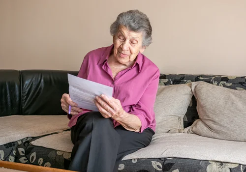 Uwaga seniorzy - ZUS rozsyła decyzje o podwyżkach świadczeń! 3 możliwe scenariusze
