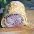 POLĘDWICZKA WIEPRZOWA PIECZONA W BOCZKU I CIEŚCIE FRANCUSKIM