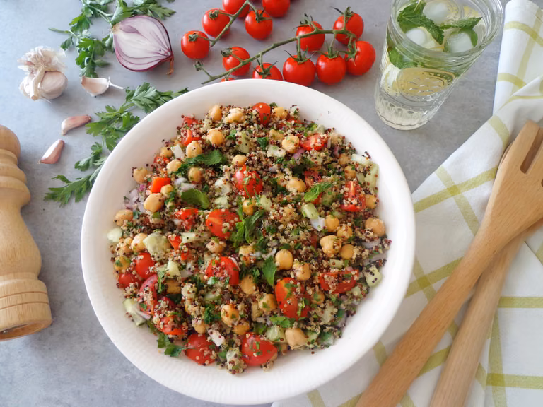 Aromatyczna sałatka z komosą ryżową i ciecierzycą