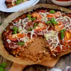 Pizza na kalafiorowym cieście z szynką długo dojrzewającą i serem