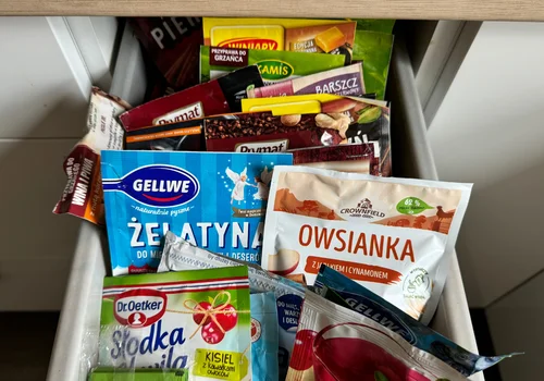 Do jakiego kosza wyrzucać opakowania po przyprawach? Polacy ciągle popełniają ten błąd!