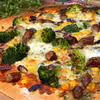 pizza z kabanosem i brokułem
