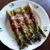 Pieczone szparagi z boczkiem i parmezanem