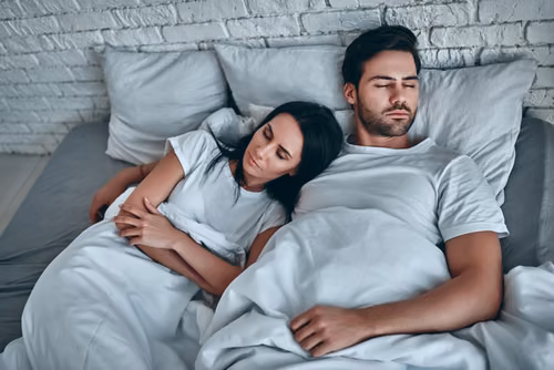 Co pozycja spania mówi o twoim związku? Sprawdź!