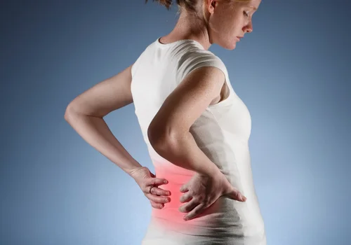 Masz ból pleców? Leżenie w łóżku to nie jest najlepszy pomysł!