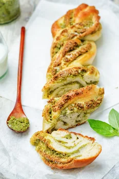 PLECIONY CHLEBEK Z BAZYLIOWYM PESTO