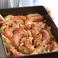Pieczona biała kiełbasa z jabłkami i cebulą