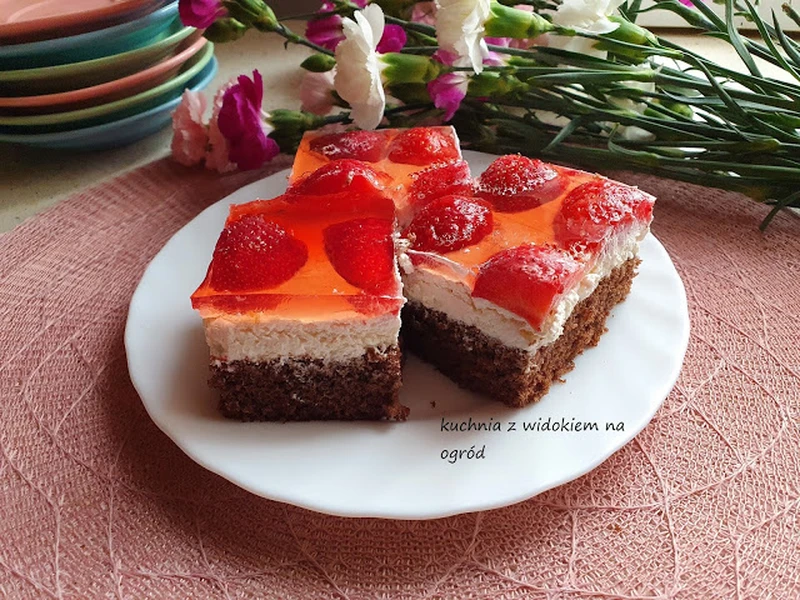 Czekoladowy biszkopt z mascarpone i truskawkami