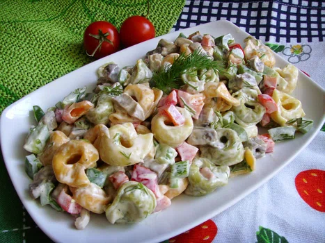 Sałatka z pierożkami tortellini