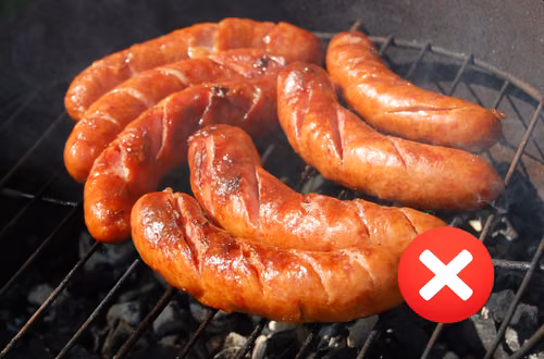 90% osób źle grilluje kiełbasę! Sprawdź, dlaczego nie wolno jej nakłuwać!