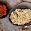 Zapiekany makaron z serem i szynką