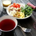 Sałatka z wędzonej makreli, mango i serem kozim