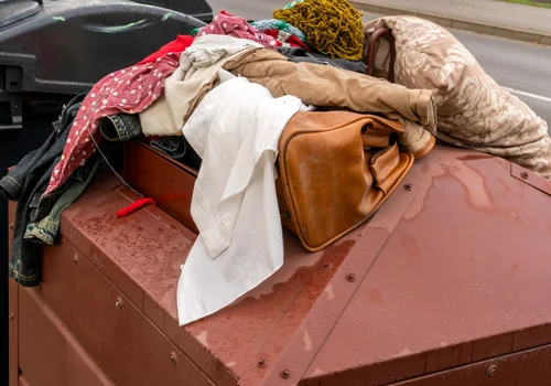 Recykling? Tylko w teorii: Oto co naprawdę dzieje się z naszymi zużytymi ubraniami!