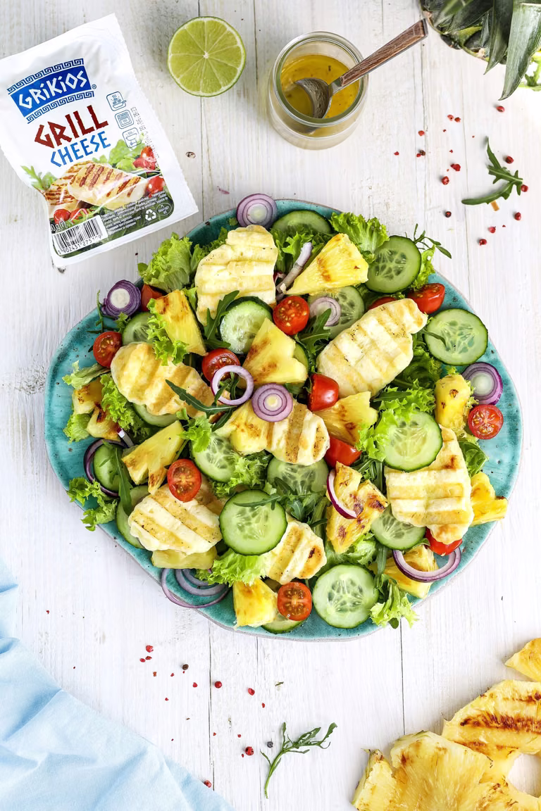 Sałatka z grillowanym serem halloumi i ananasem