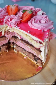 Tort czekoladowo-malinowy z różami bezowymi
