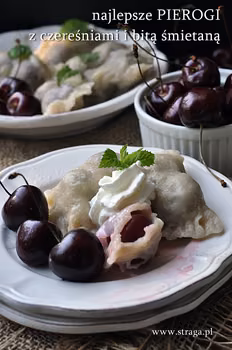 Najlepsze pierogi z czereśniami ze śmietaną i cukrem