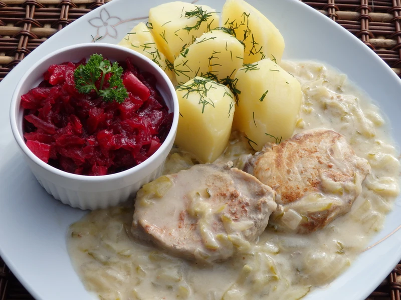 Schab duszony w sosie ogórkowym