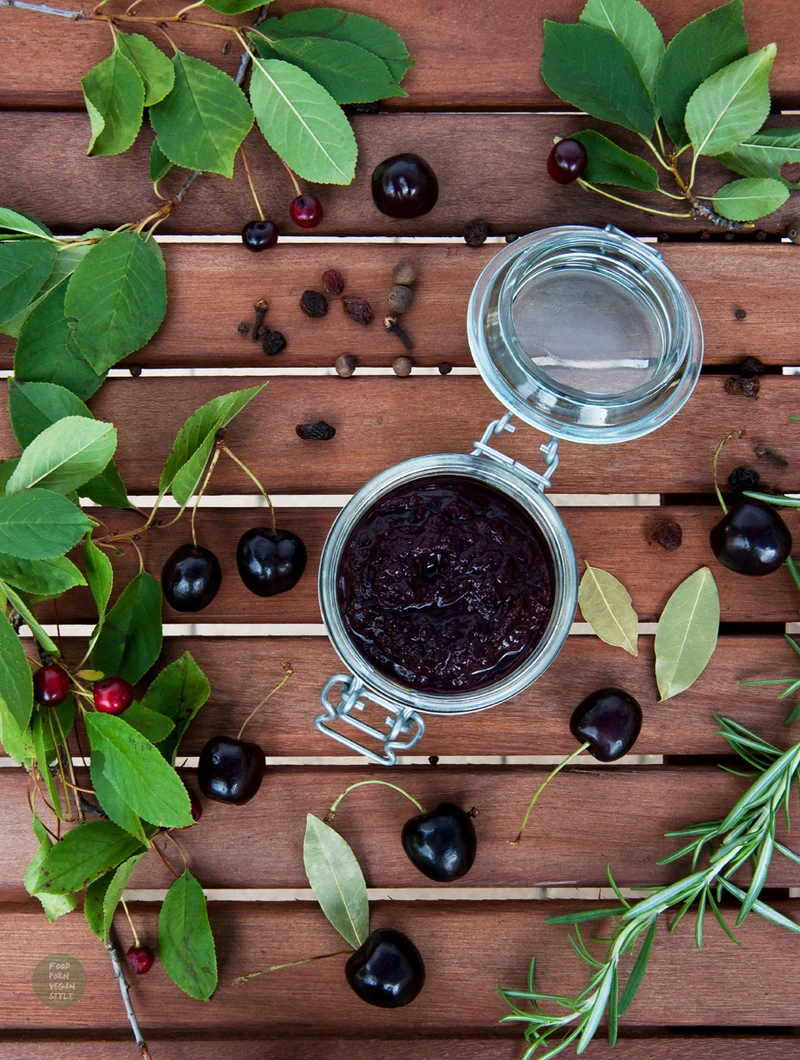 Pikantny chutney z czereśni z rozmarynem