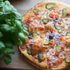Pizza z boczkiem, ogórkiem kiszonym, cebulką i pomidorem