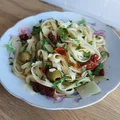 Linguine z suszonymi pomidorami i zielonymi oliwkami.