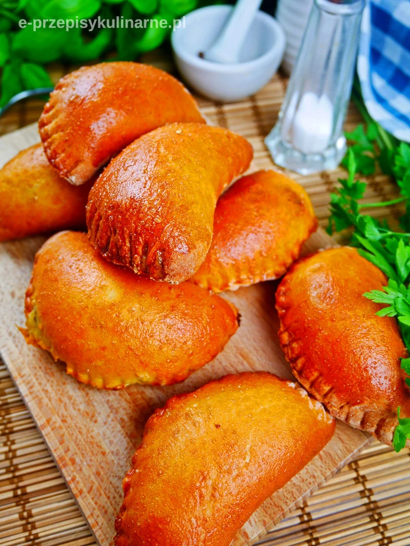 Pierogi drożdżowe z serem i pieczarkami