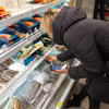 Karp znika z wigilijnych stołów Polaków? Coraz trudniej kupić go żywego przed świętami