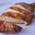 Smażona pierś kurczaka na patelni grillowej