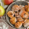 Oliebollen - mini pączki z rodzynkami i jabłkiem