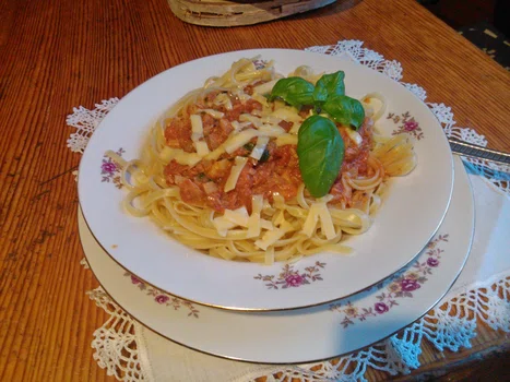 spaghetti z tuńczykiem w sosie pomiorowym