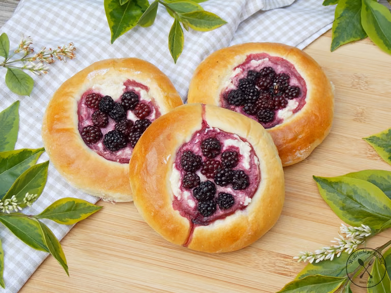Drożdżówki z serem i jeżynami
