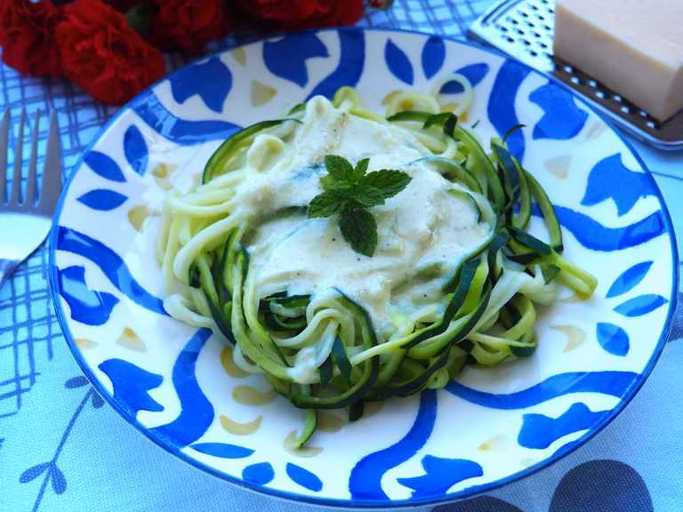 CUKINIOWE SPAGHETTI Z SOSEM SEROWYM