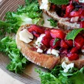Bruschetta. Grzanki z truskawkami, serem i balsamico