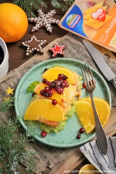 Świąteczny łosoś w pomarańczach, z serem żółty na pierzynce z pure z brokuła