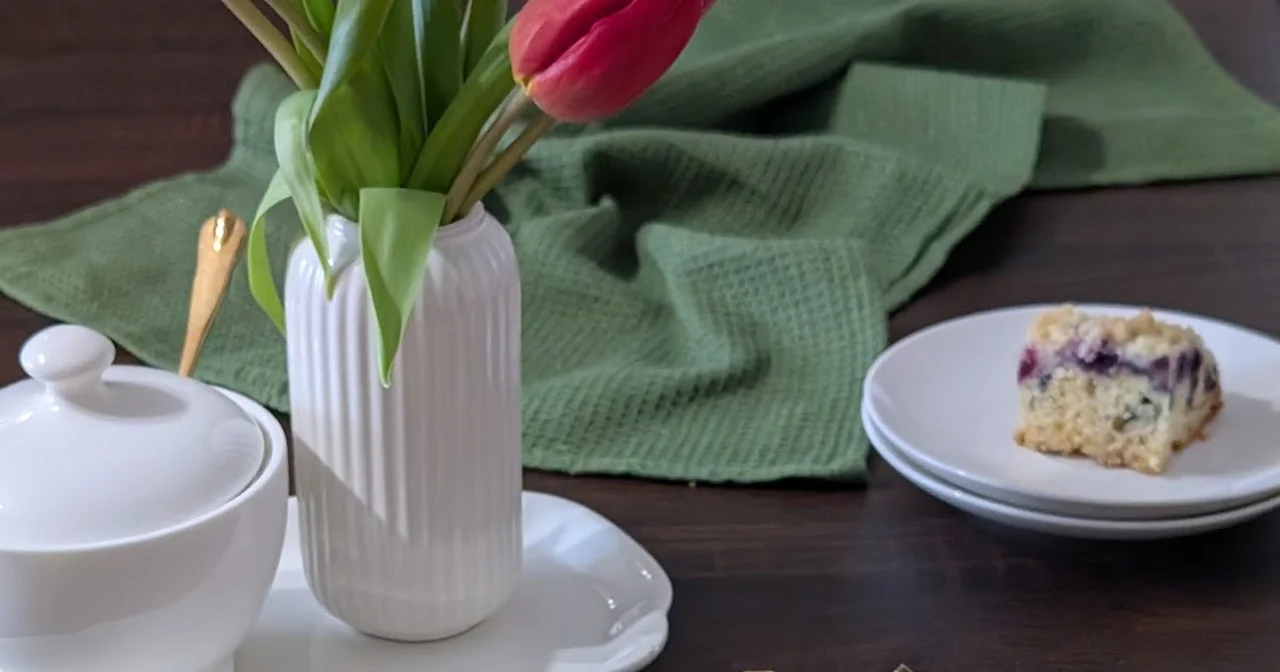 Ciasto z białą czekoladą, borówkami i kruszonką