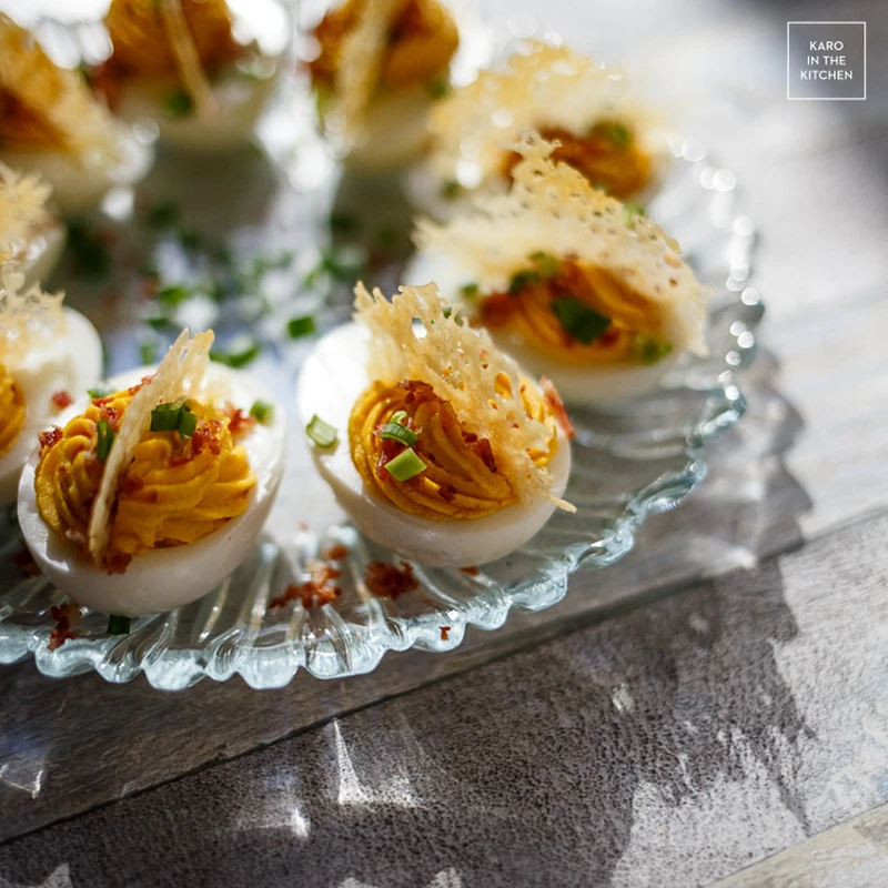 Jajka nadziewane ze srirachą, serowym chipsem i bekonową posypką