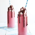 Truskawkowy milkshake z bitą śmietaną kokosową