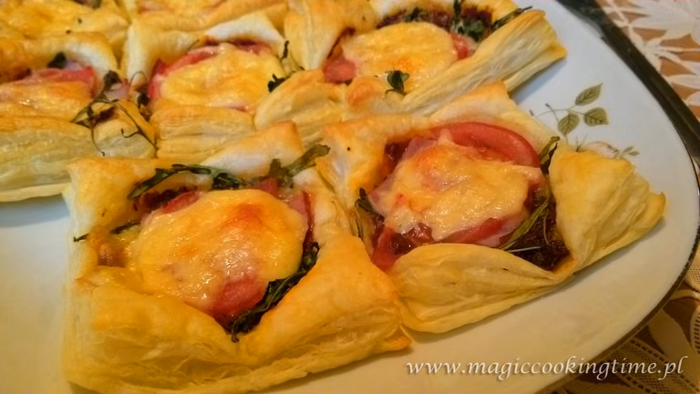 Mini pizzerki z ciasta francuskiego z rukolą