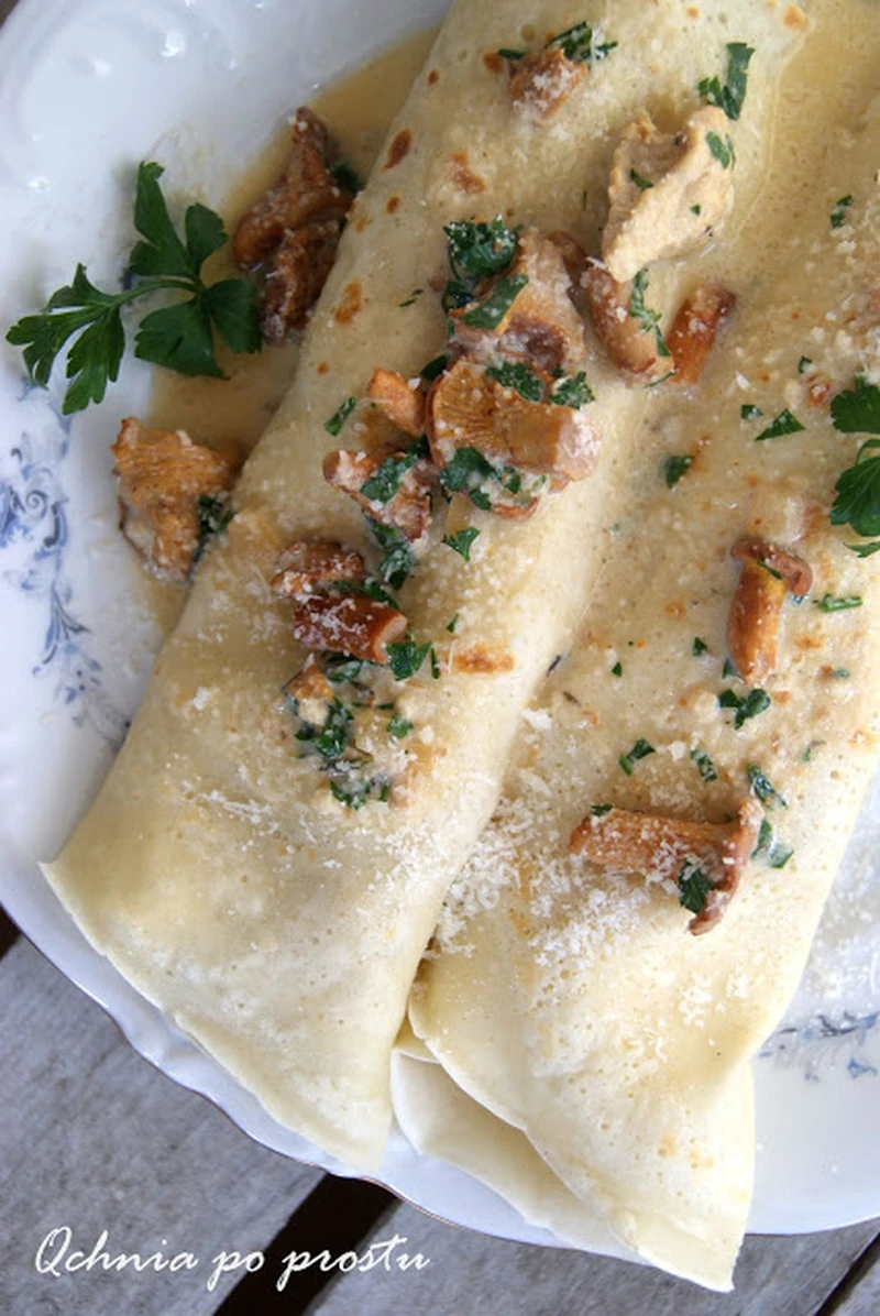 Naleśniki z kurczakiem, kurkami i parmezanem